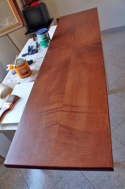 ripiano trattato con mordenzature e finito poi con fondo e finitura all'acqua