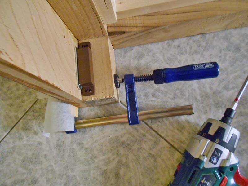 Lo zoccolo è fissato al mobile con le calamite