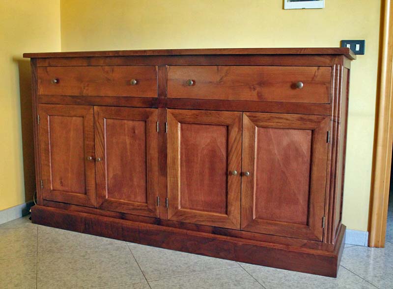 Vista Frontale della credenza realizzata in legno di castagno
