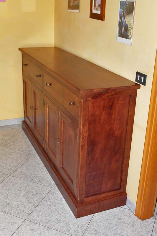 Vista Laterale della credenza realizzata in legno di castagno