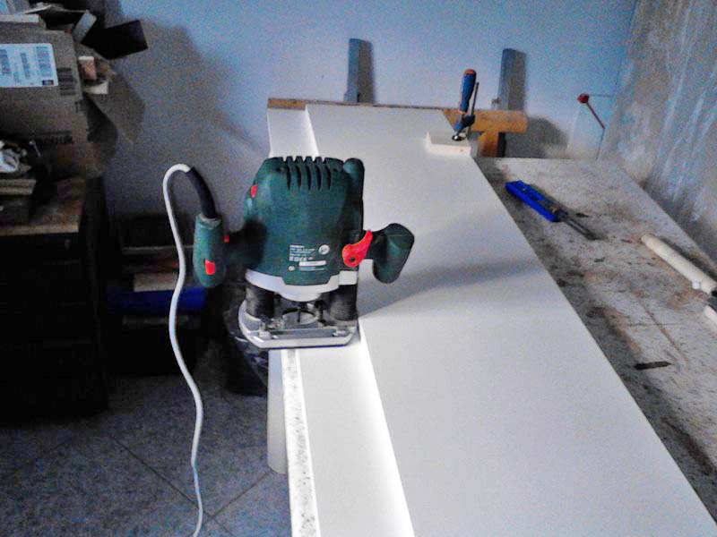 Preparing the groove that serves as a seat for the back of the furniture