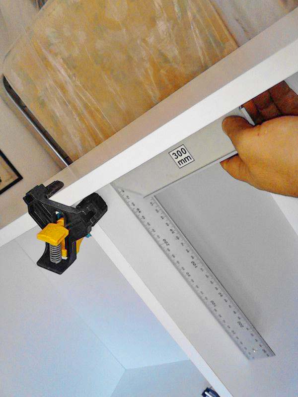 Fixing the central shelf with screws