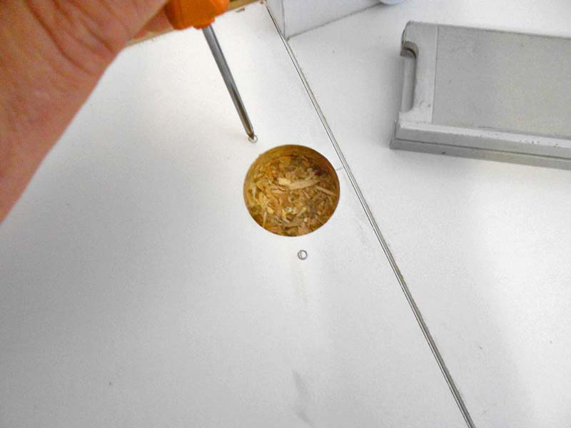 We make the fixing holes for the hinge following the marks made with the pencil