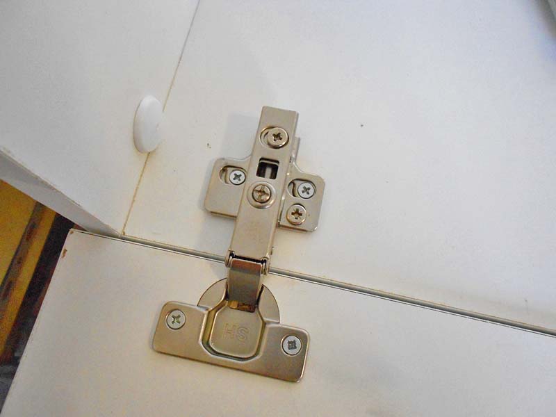 Detail of the assembled hinge