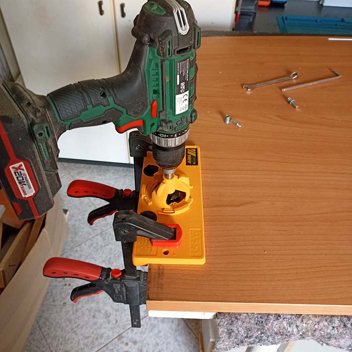 Allargare il foro precedente con una punta Forstner