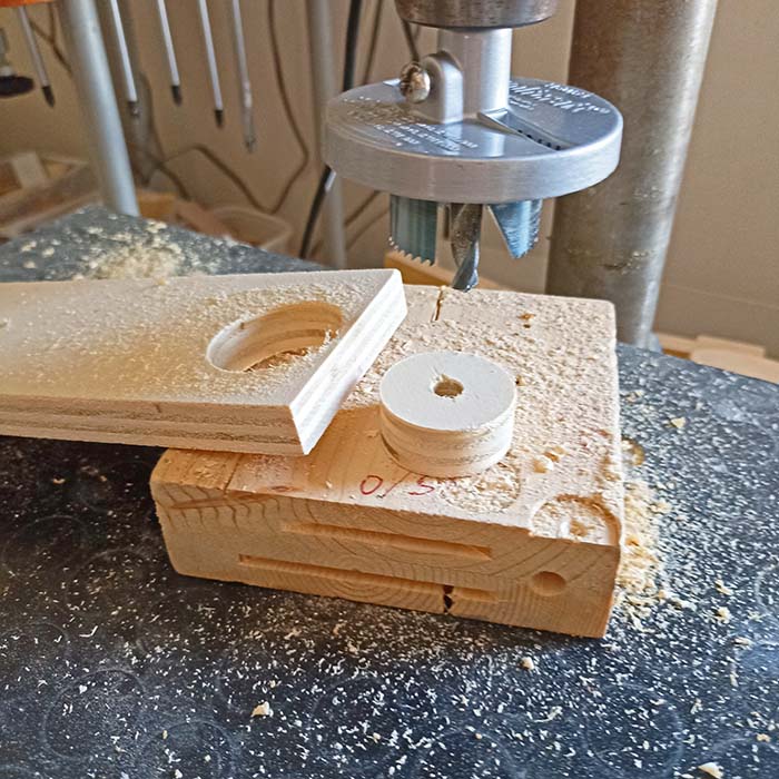 Con una sega a tazza ho ricavato dei tasselli da 35 mm.