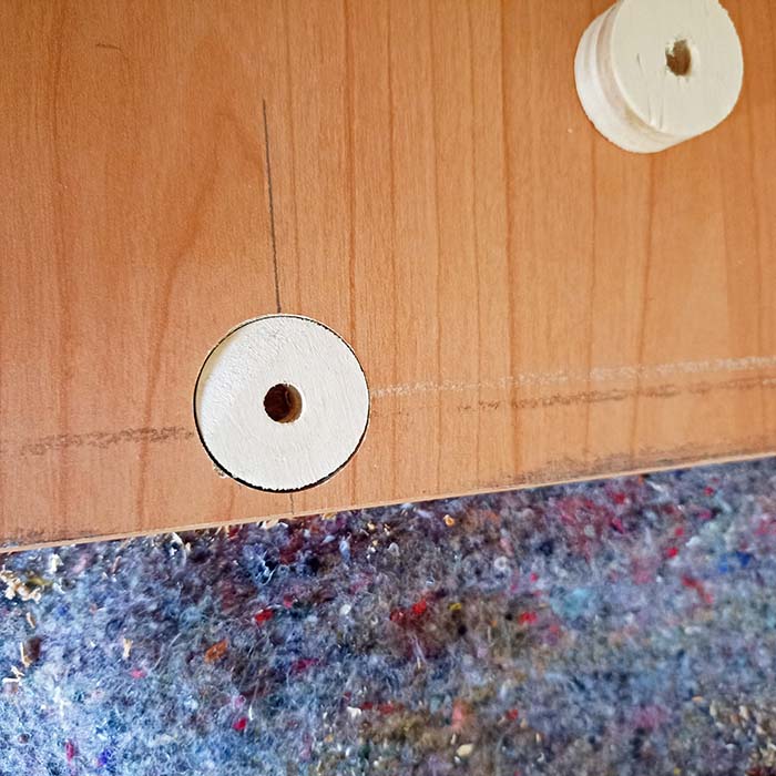 Il tassello entra con precisione nel foro fatto con la punta forstner