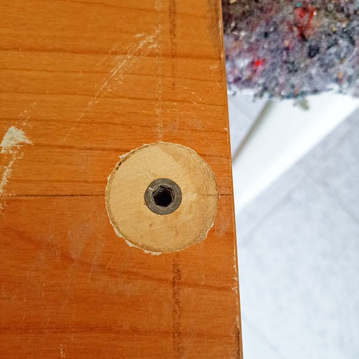 Con la colla si fissa il tassello nella sede