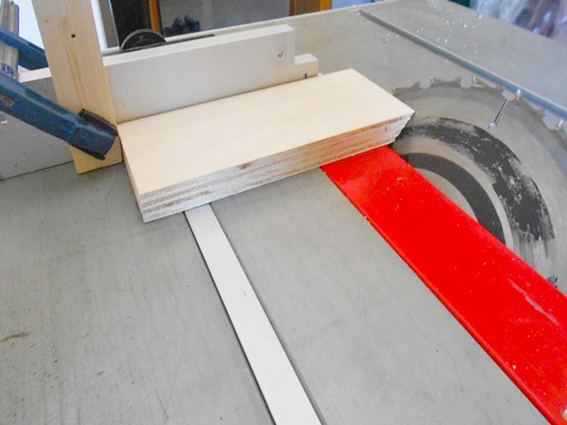 Taglio dei fianchi e del frontale con il banco sega con la lama inclinata a 45 gradi