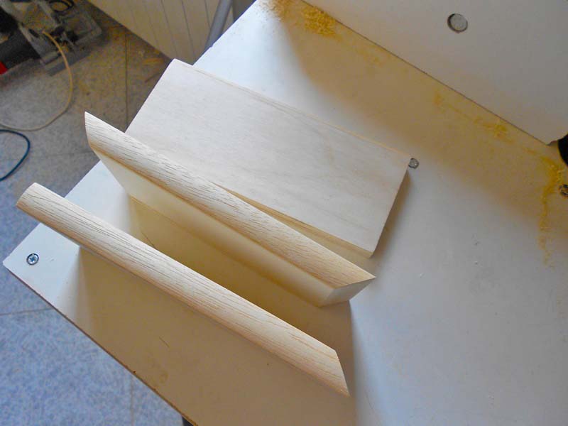 Ho rifinito i laterali ed il frontale incollando un listello di legno ayous