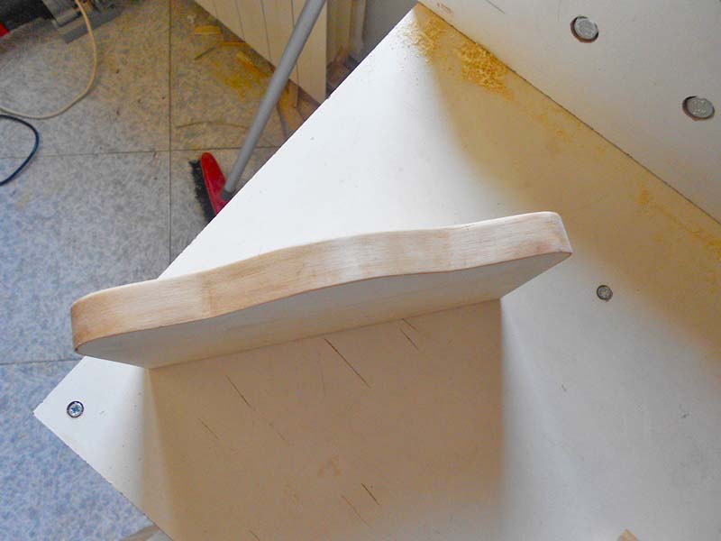 Il bordo della cimosa e stato rifinito con un bordino precollato a caldo