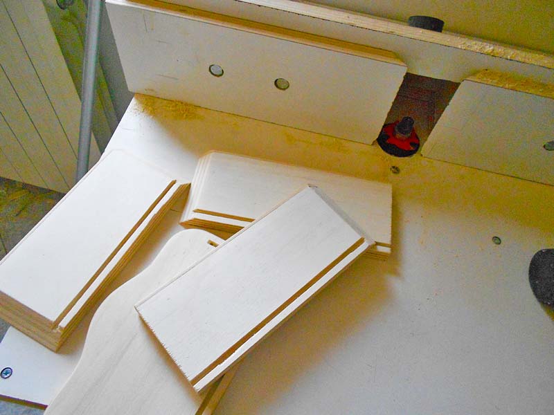 Preparazione delle scanalature per il fondo della scatola utilizzando una fresa circolare