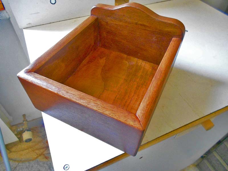 Verniciatura della scatola in legno con mordente e finitura ad effetto cera