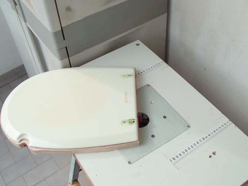 Taglio dei nuovi pezzi della tavoletta copriwater Taglio dei nuovi pezzi della tavoletta copriwater