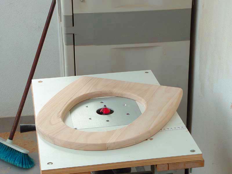 Rifinitura dei pezzi con la frasa conica per arrotondare i bordi Rifinitura dei pezzi con la frasa conica per arrotondare i bordi