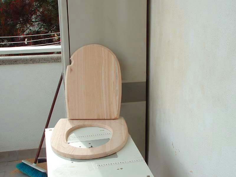 La verniciatura viene fatta con un impregnante all'acqua La verniciatura viene fatta con un impregnante all'acqua