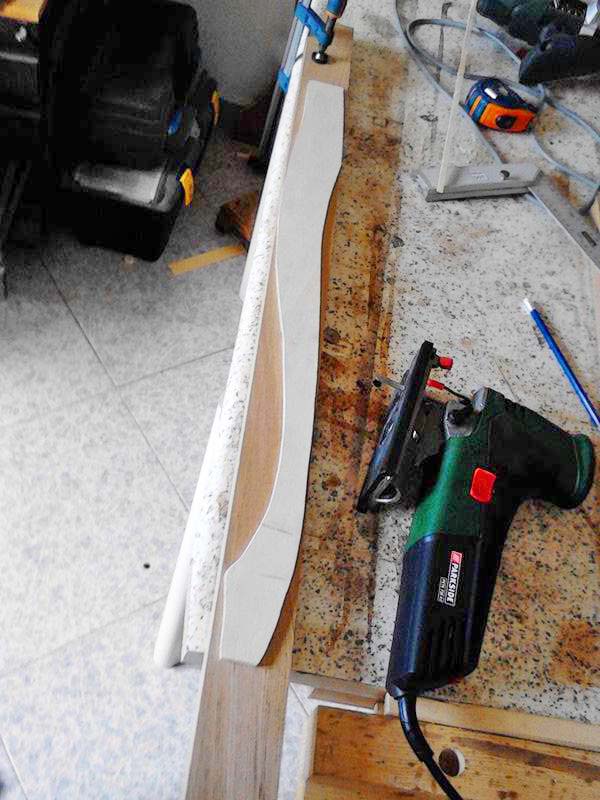 ho sgrossato la gamba dal listello di castagno usando la dima come guida per il taglio ho sgrossato la gamba dal listello di castagno usando la dima come guida per il taglio