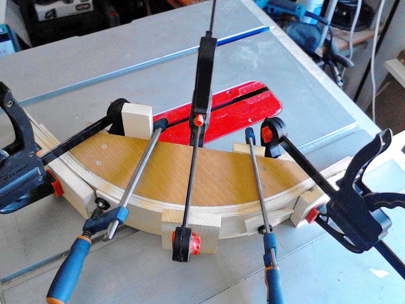 Incollaggio delle strisce di compensato utilizzando la dima per dare la forma Incollaggio delle strisce di compensato utilizzando la dima per dare la forma