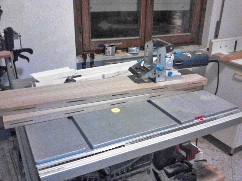 Giunzione fatta con la fresatrice lamellare e le lamelle di faggio Giunzione fatta con la fresatrice lamellare e le lamelle di faggio