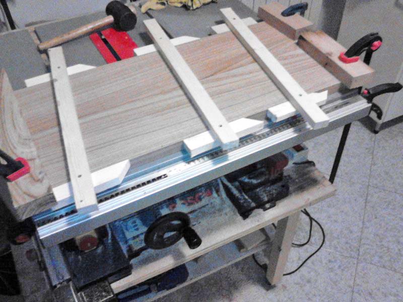 Incollaggio delle due assi di castagno Incollaggio delle due assi di castagno