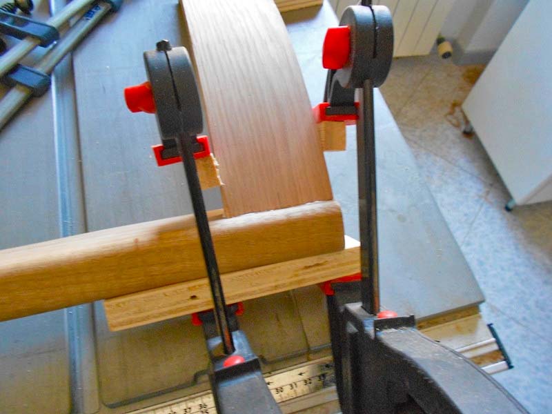 Incollaggio della base del tavolinetto Incollaggio della base del tavolinetto