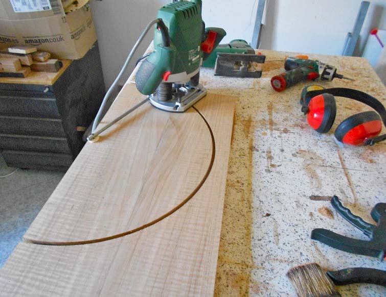 Taglio del piano semicircolare con la fresa a compasso Taglio del piano semicircolare con la fresa a compasso