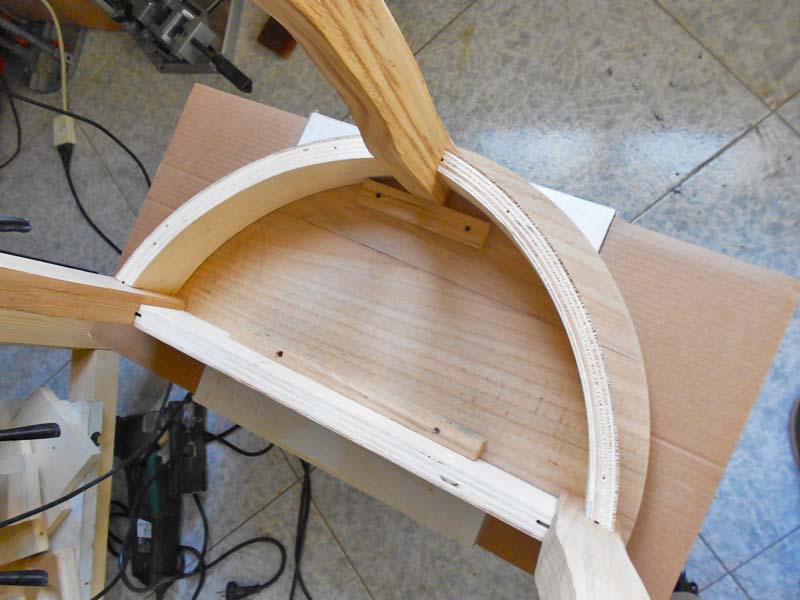 Fissaggio del piano alla base di appoggio Fissaggio del piano alla base di appoggio