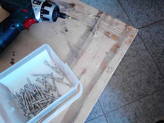Fissaggio del piano superiore con le viti da legno