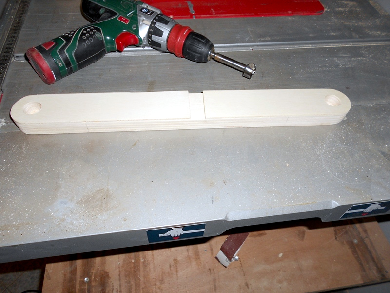 Foratura dei supporti laterali per l'inserimento del tondino