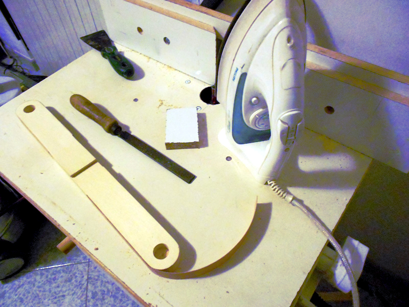 Applicazione del bordo pre-collato a caldo sui pezzi del porta asciugamani