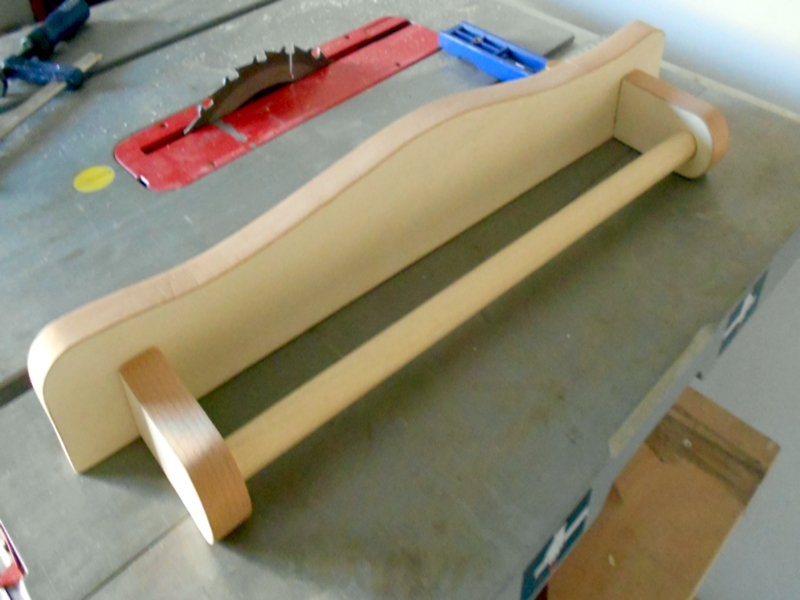 Prova di montaggio a secco del porta asciugamani di legno