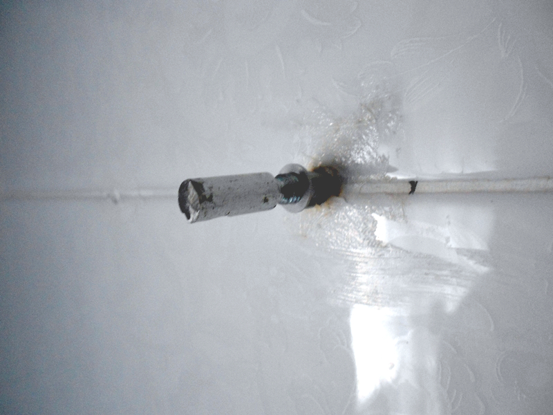 Il perno è fissato al muro con un tassello per cartongesso