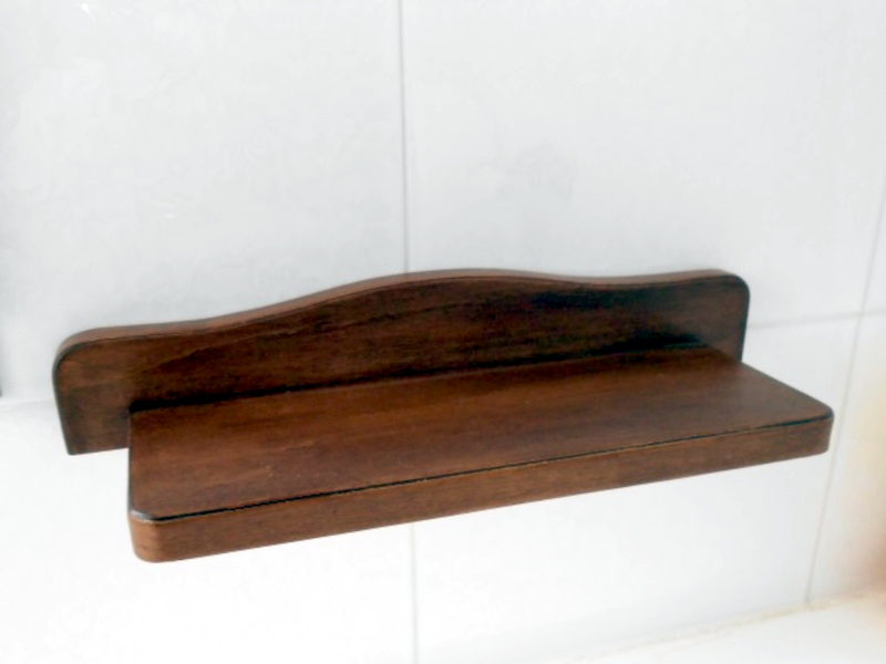 Mensola in legno per il bagno