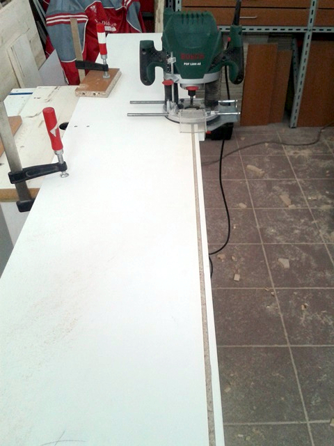 Scanalature da 8 mm sulla parte superiore del mobile Realizzazione delle scanalature parallele per inserire i binari di scorrimento delle ante.