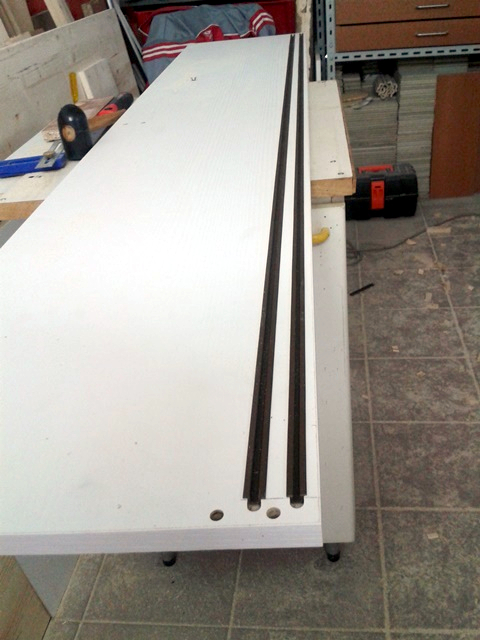 Guide superiori inserite nelle scanalature Le guide per le ante scorrevoli montate nella parte superiore del mobile