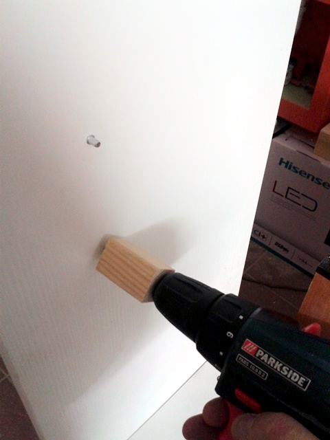 Montaggio reggimensole con limitatore di profondità Installazione dei reggimensole utilizzando un limitatore di profondità fatto in casa