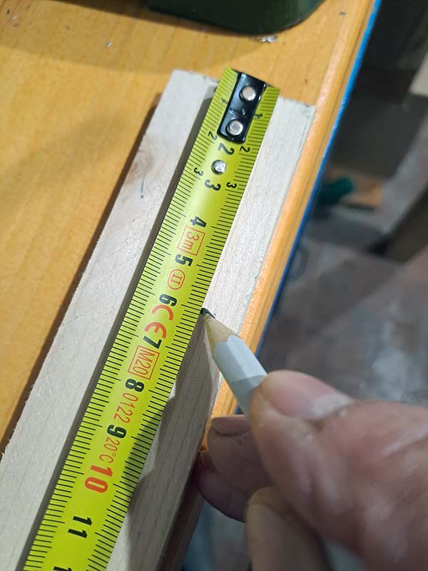 Ho fatto i segni a matita per tagliare dei blocchetti da 6 cm di lunghezza ciascuno