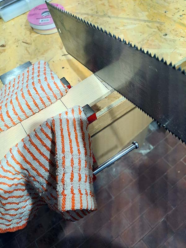 Con la sega giapponese taglio il listello seguendo i segni fatti a matita