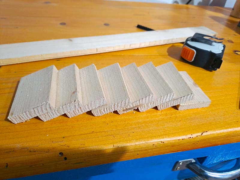 Otto blocchetti di legno pronti per assemblare il gioco "la scala di Giacobbe"