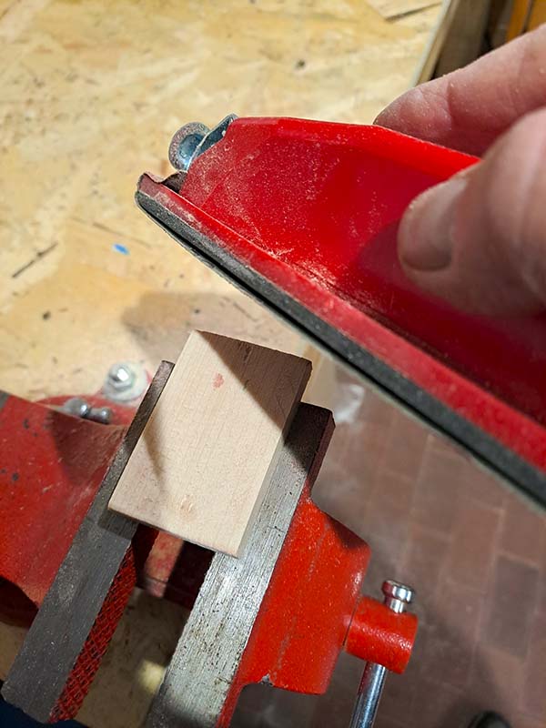 uso il tampone abrasivo o levigatrice manuale  per arrotondare gli spigoli