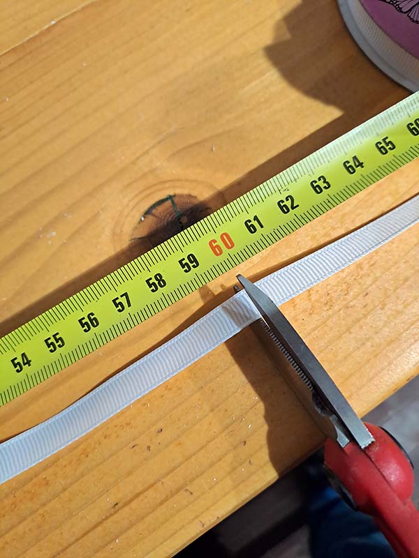 Taglio tre pezzi del nastro di stoffa lunghi 60 cm.