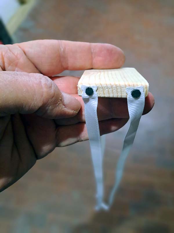 I primi due nastri vanno attaccati al bordo piccolo del primo blocchetto