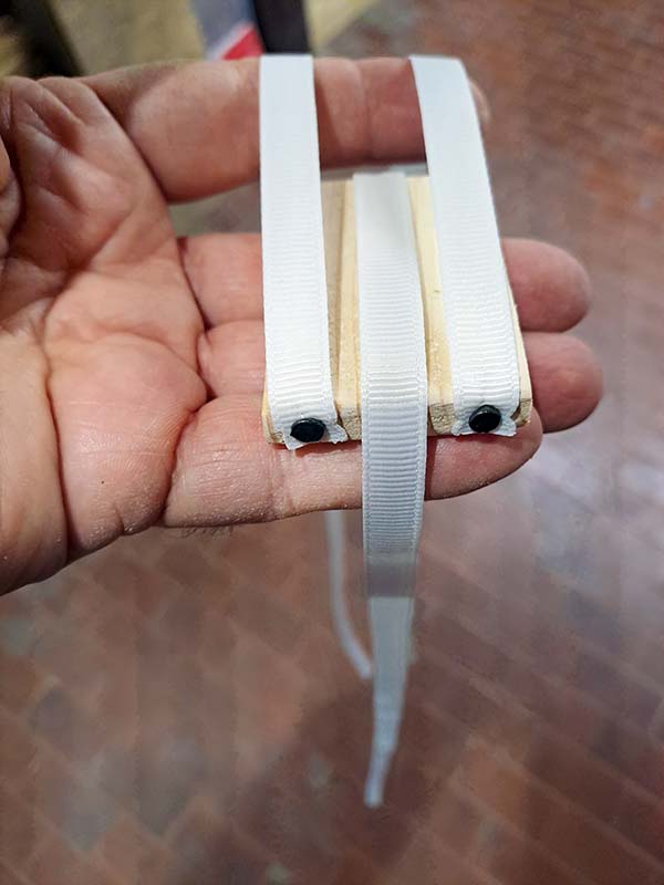 I nastri appena fissati si faranno passare sopra al blocchetto