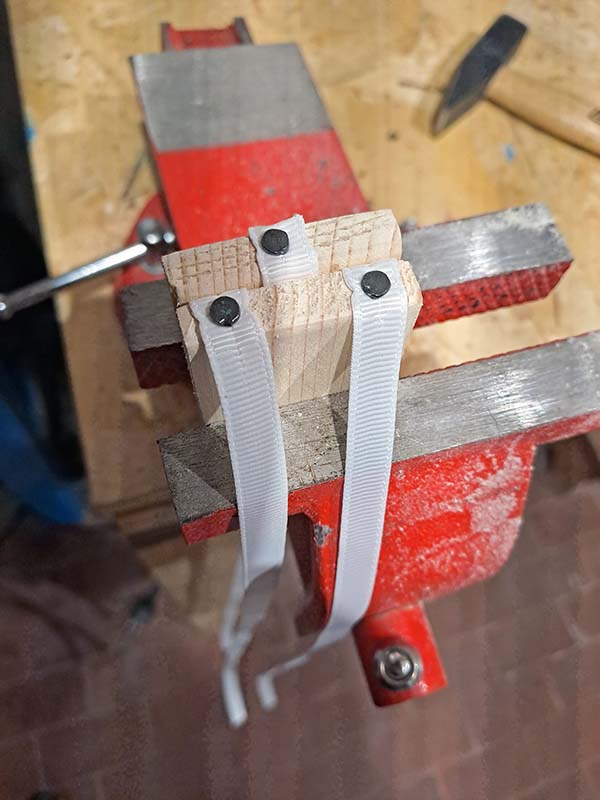 Fissiamo anche qui i nastri con i chiodini