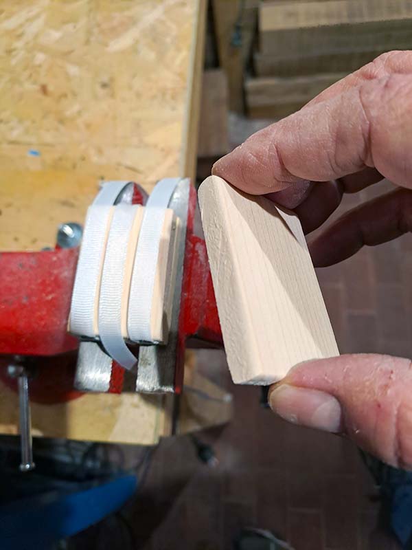 appoggiamo il successivo blocchetto di legno sui nastri appena ripiegati