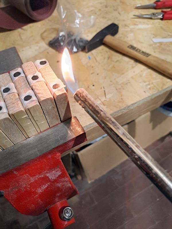 Con la fiamma scaldo nastro tagliato per non farlo sfilacciare