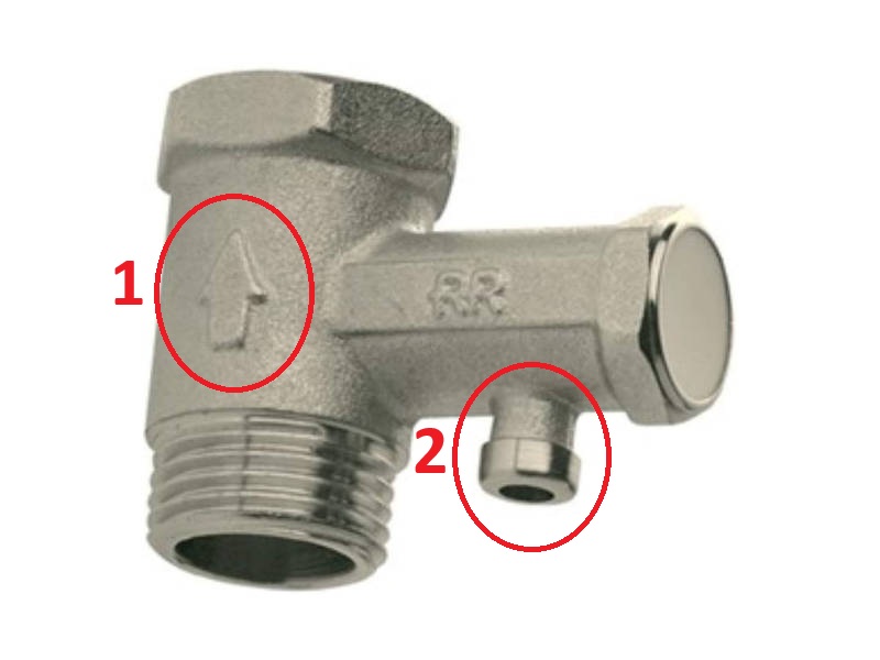 Immagine di una valvola di ritegno per scaldabagno con la freccia che indica il verso del flusso dell’acqua e il foro laterale da cui fuoriesce l’acqua in caso di sovrapressione